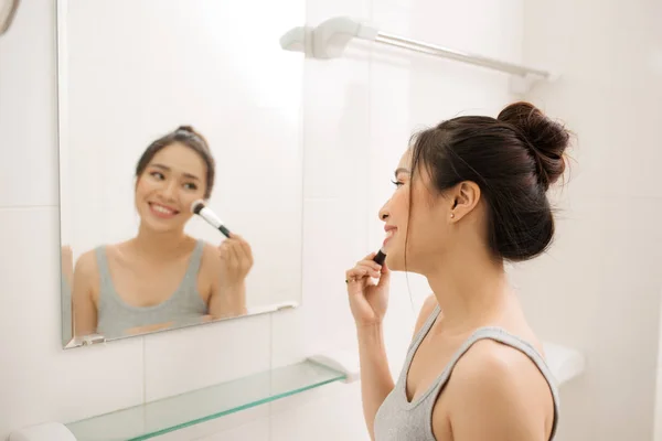 Perempuan menerapkan blusher makeup — Stok Foto