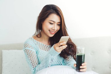 Akıllı telefon kullanan kadın