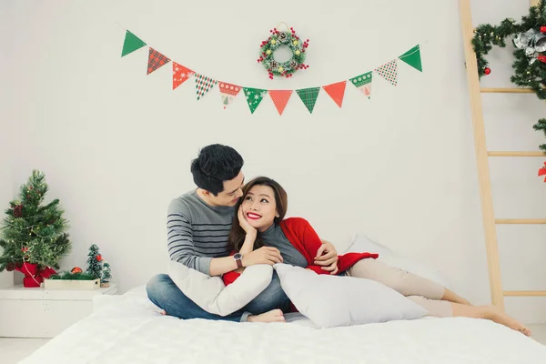 Pareja sentada en la cama —  Fotos de Stock