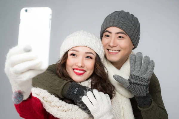 Šťastný pár v zimní oblečení — Stock fotografie