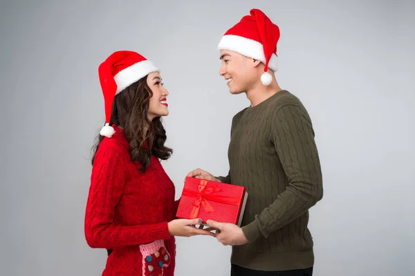 Paar verschenkt Weihnachtsgeschenke — Stockfoto