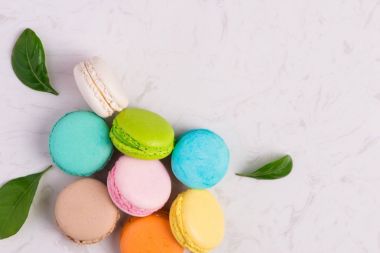 Mermer arka plan üzerinde renkli macaroons