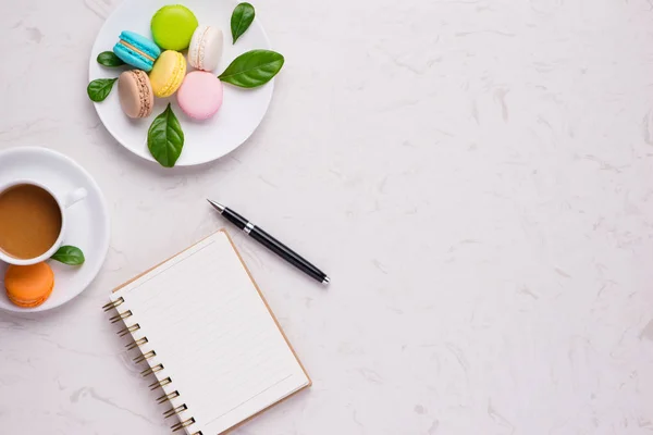 Macarrones con papel en blanco — Foto de Stock