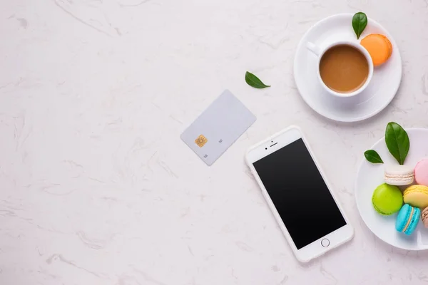 Smartphone met credit card — Stockfoto