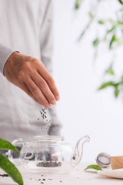 Kuru çay düşen el