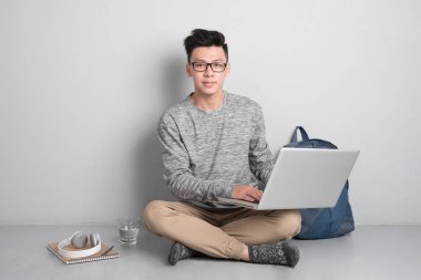 dizüstü bilgisayar kullanan adam