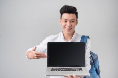 Dizüstü bilgisayar tutan adam