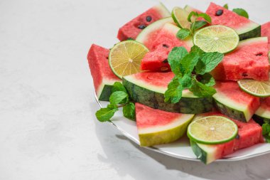 taze dilimlenmiş karpuz