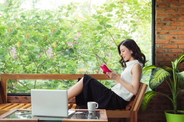 kadın kırmızı defter ile