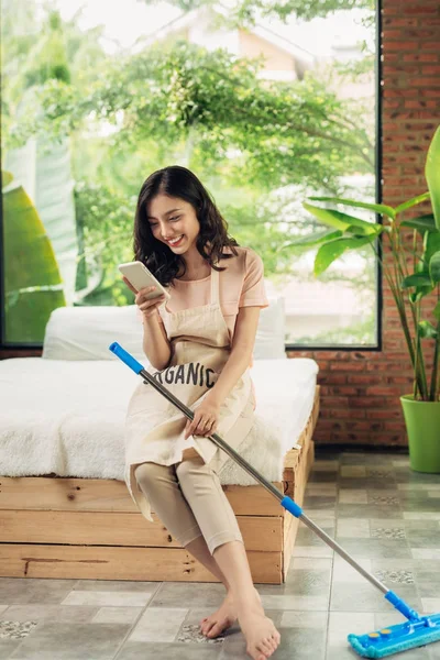 Kobieta sprzątanie podłogi — Zdjęcie stockowe