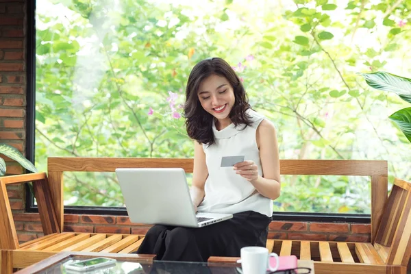 Confiado joven asiático mujer — Foto de Stock