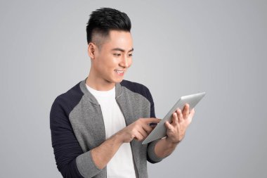 Elinde tablet tutan bir iş adamı 