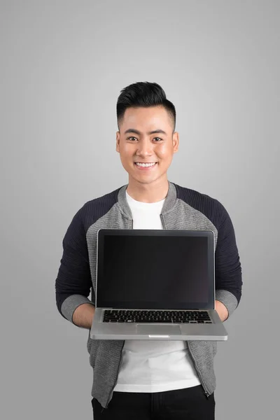 Empresário mostrando tela do laptop . — Fotografia de Stock