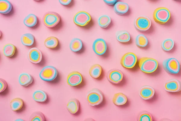 Minimal Flat Lay Top View Pastel Marshmallows Pink Background — Stock Photo, Image