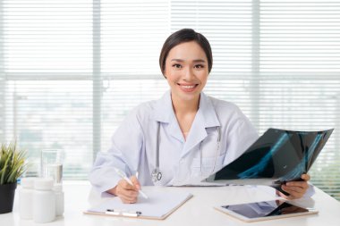 Kadın Doktor Röntgen filmi holding