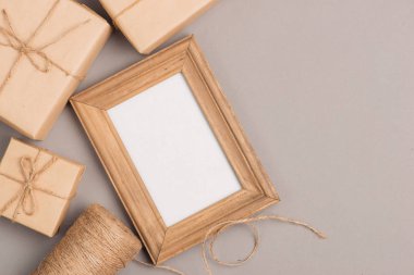 Kraft kağıt ve boş fotoğraf çerçevesi metin için Noel ve yeni yıl hediye kutuları toplama sarılı.