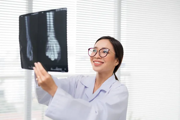 Medico Sesso Femminile Ospedale Guardando Radiografia Pellicola Sanitaria — Foto Stock