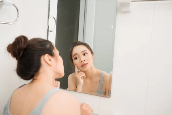 Mulher Asiática Segurando Espelho Tocando Preocupando Com Seu Rosto — Fotografia de Stock