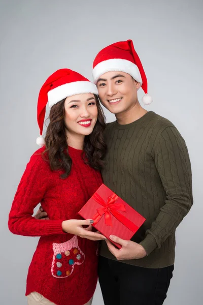 Paar mit Geschenkbox — Stockfoto