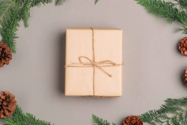 圣诞或新年礼品盒收集包装在工艺纸上的木材背景 — 图库照片