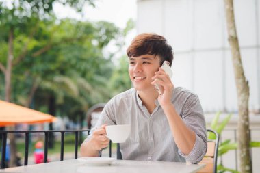 erkek freelancer Smartphone kullanarak 