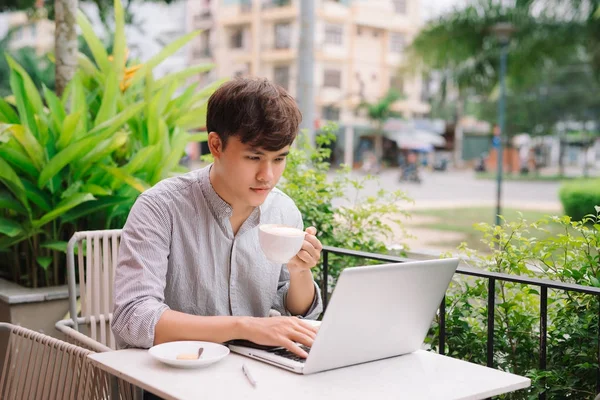 Freelancer masculino trabalhando com laptop — Fotografia de Stock