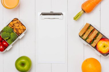 İş yerinde öğle yemeği kutuları 