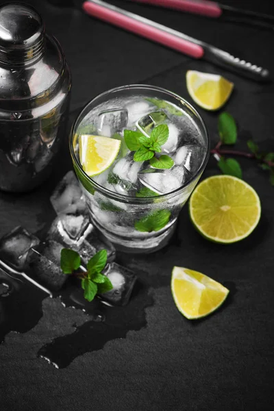 Mojito cocktail with lime — Stock Photo, Image