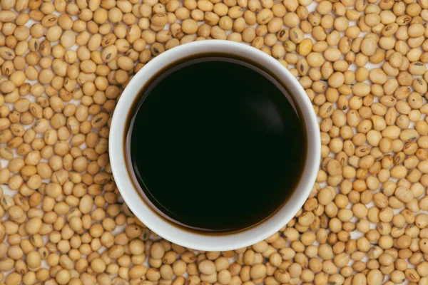 Molho de soja e feijão de soja — Fotografia de Stock