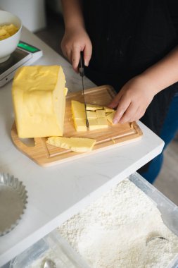 Kadın Şef kesme tereyağı mutfak Resim kırpılmış