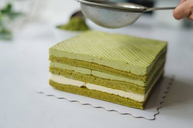 Peynirli kek üzerine dökülen toz