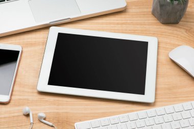 Beyaz tablet ile siyah ekran