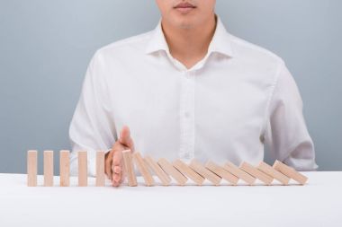 Domino sürekli devrildi