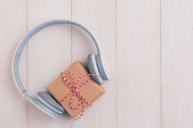 Hediye kutusu ile kulaklıklar