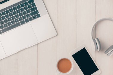 Akıllı telefon ve kulaklık ile dizüstü bilgisayar