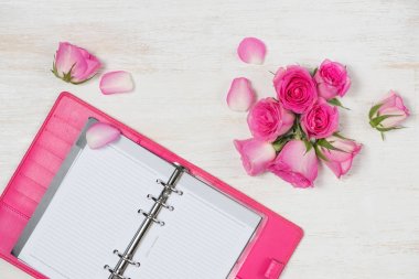 pembe çiçekler ve dizüstü 