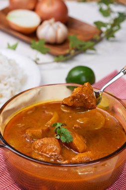 Hindistan cevizi sütü ve casusları ile ev yapımı lezzetli tavuk köri