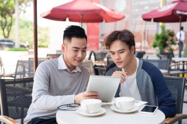 iki Asya iş portresi kafede tablet ile çalışma insanlar