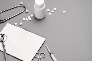 Üstten Görünüm doktor Danışma tablo stetoskop ve tıbbi öğeleri ile. Düz yatıyordu.