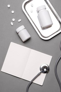 Üstten Görünüm doktor Danışma tablo stetoskop ve tıbbi öğeleri ile. Düz yatıyordu.