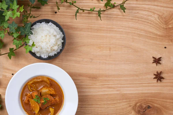 Kyckling Curry Med Krydda Trä Bakgrund — Stockfoto