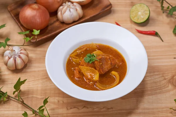 Chicken curry in a bowl / Vietnam chicken curry on wooden backgr — Stock Photo, Image