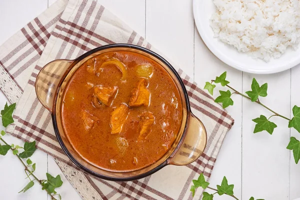 Hühnercurry Mit Gewürzen Auf Holzgrund — Stockfoto