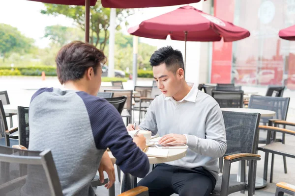 Dos Hombres Negocios Sentados Cafetería Discutiendo Proyecto Negocios — Foto de Stock