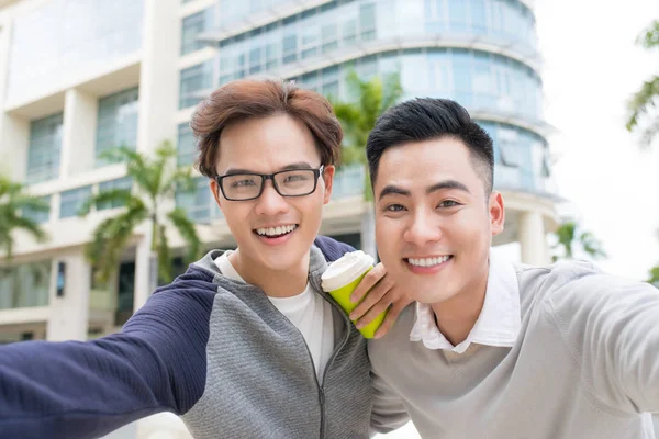 Dos Jóvenes Empresarios Alegres Pie Tomando Selfie Oficina — Foto de Stock