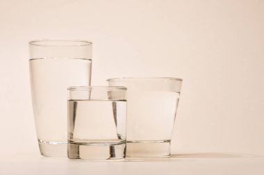 Doğa, arıtma, tazelik. Saf su bardak.