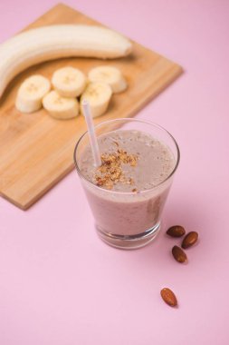 Taze muz smoothie pembe arka plan yaptı.