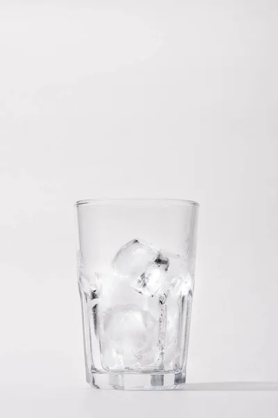 Vidrio Con Cubitos Hielo Sobre Fondo Blanco — Foto de Stock