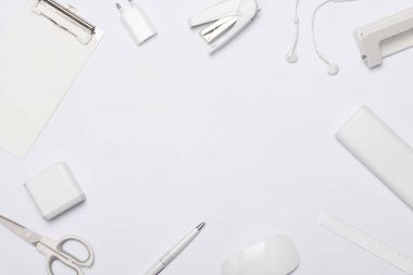 Beyaz arka plan üzerinde kompozisyon Kırtasiye. Düz yatıyordu, en iyi görünümü.