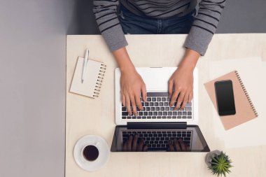 Ofis Masası çalışma ve üstten görünüm, dizüstü bilgisayar kullanarak bir işadamı.